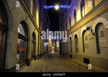 Riga / Lettonia - 30 Novembre 2019 : strette stradine della città vecchia di Riga nella notte. Foto Stock