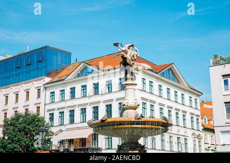 Ganymede's fontana al centro storico di Bratislava, Slovacchia Foto Stock