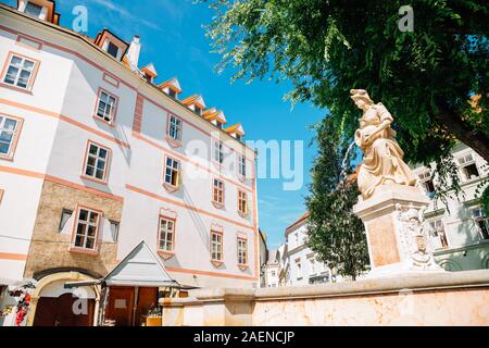 Città vecchia piazza francescana (Frantiskanske namestie) di Bratislava, Slovacchia Foto Stock