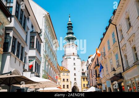 Michael Torre di porta e la città vecchia michalska street a Bratislava, in Slovacchia Foto Stock