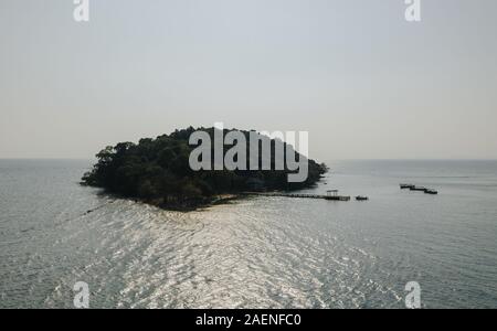 Isola nel Golfo della Tailandia in Cambogia, Drone shot Foto Stock