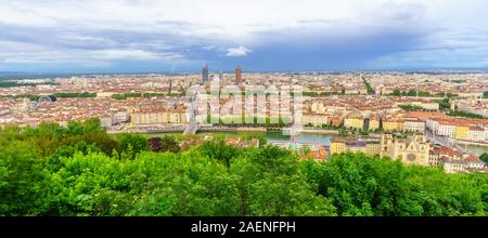 La Cattedrale Saint-Jean, Fiume Saone e il centro della città a sera, a Lione, Francia Foto Stock