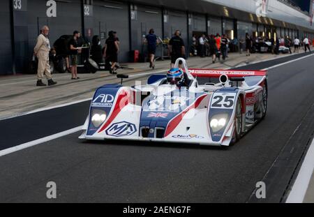 Mike Newton guida un MG Lola Ex257, giù la pit lane, durante la Aston Martin per il Trofeo Endurance Masters leggende, al 2019 Silverstone Classic Foto Stock