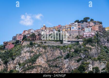 Castelmola città visto dalla Via Crucis scale in Taormina comune nella città metropolitana di Messina, sulla costa est dell'isola di Sicilia, Italia Foto Stock
