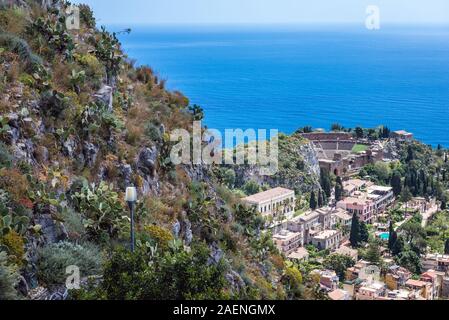 Vista da Via Crucis scale con antico teatro greco su Taormina comune nella città metropolitana di Messina, sulla costa orientale della Sicilia Isola, Italia Foto Stock
