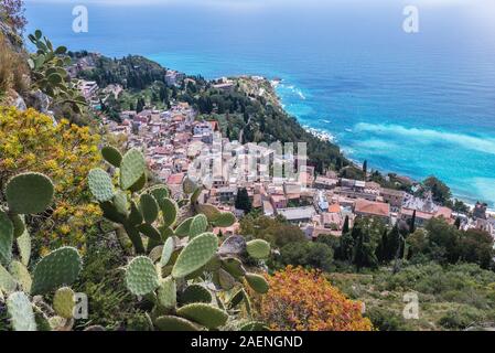Vista da Via Crucis scale su Taormina comune nella città metropolitana di Messina, sulla costa est dell'isola di Sicilia, Italia Foto Stock