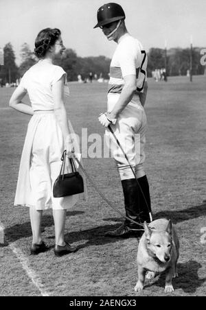 La regina Elisabetta II con una Royal corgis, chat con polo-giocare il Principe Filippo , Duca di Edimburgo, a Smith Prato, Windsor Great Park. *NEG CORROTTO. Scansionata da stampare Foto Stock