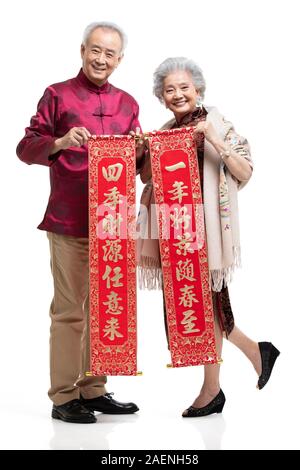 Felice coppia senior per celebrare il capodanno cinese Foto Stock