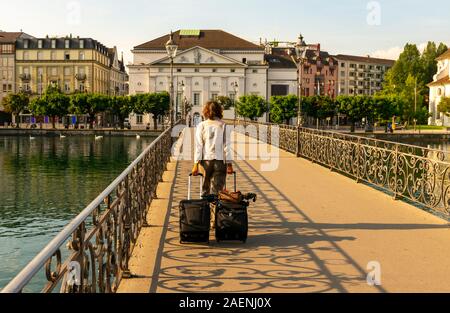 Passeggiate turistiche con i suoi bagagli su un ponte a Lucerna, Svizzera. Foto Stock