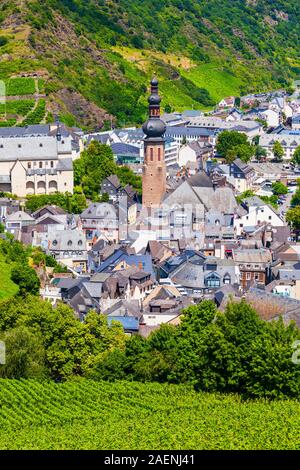 Città di Cochem e vigneti antenna vista panoramica nella Valle della Mosella, Germania Foto Stock