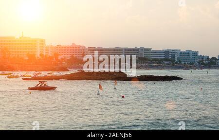 Fig Tree spiaggia di Protaras sul tramonto. Una delle spiagge più popolari in Europa. Foto Stock