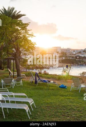 Lettini nella parte anteriore della Fig Tree spiaggia di Protaras sul tramonto. Foto Stock