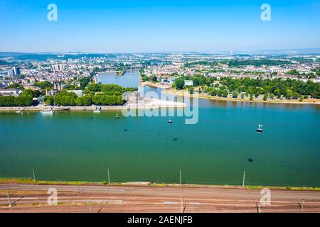 Deutsches Eck o angolo tedesco è il nome di un promontorio di Coblenza, dove il fiume Mosel si unisce a Reno in Germania Foto Stock