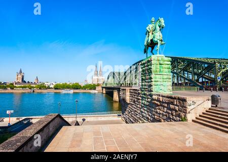 Wilhelm ho un monumento nei pressi del ponte di Hohenzollern e Cattedrale di Colonia nella città di Colonia in Germania Foto Stock