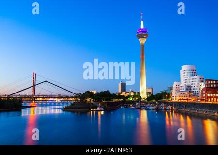 Rheinturm e Media Harbour district nella città di Dusseldorf in Germania Foto Stock