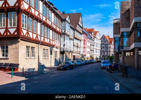 Tipica strada nel centro storico della città di Hannover in Germania Foto Stock