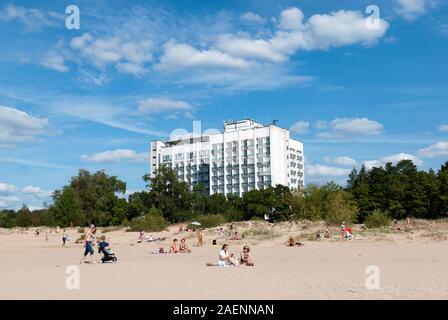 Sestroretsk, San Pietroburgo, Russia - 18 agosto 2019:la gente sulla spiaggia di sabbia del Golfo di Finlandia nei pressi della costruzione del Sestroretsk Kurort Foto Stock