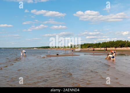 Sestroretsk, San Pietroburgo, Russia - 18 agosto 2019:persone appoggiano nelle acque del Golfo di Finlandia non lontano dal Sestroretsk Kurort sanatorio Foto Stock