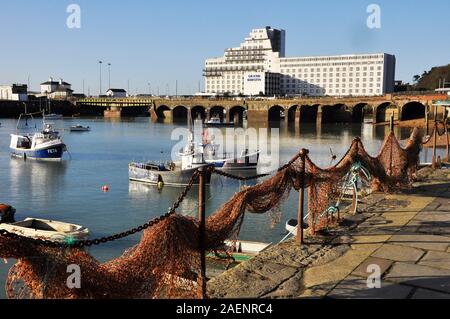 Folkestone harbour con reti da pesca appesa ad asciugare.Hotel assomiglia ad un ocean liner.Kent REGNO UNITO Foto Stock