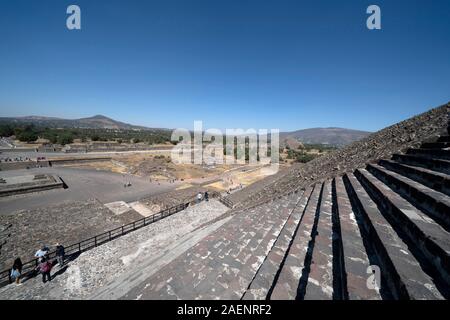 Città del Messico, Messico - 30 gennaio 2019 - Tourist arrampicata piramide di Teotihuacan antiche rovine di uno dei paese più famosi e visitati si archeologico Foto Stock