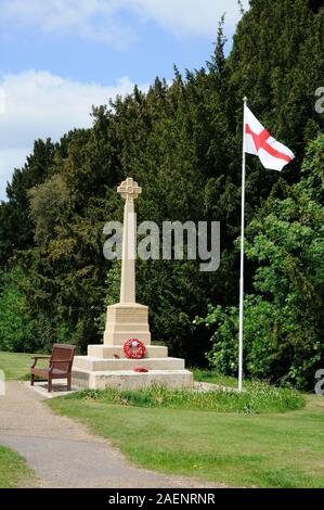 War Memorial, Biddenham, Bedfordshire, è stato progettato da Federico Landseer Griggs e presentato il 18 maggio 1922.. Foto Stock