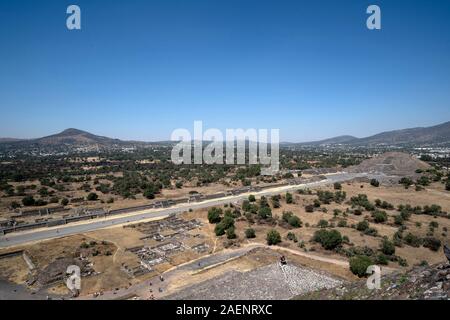 Città del Messico, Messico - 30 gennaio 2019 - Tourist arrampicata piramide di Teotihuacan antiche rovine di uno dei paese più famosi e visitati si archeologico Foto Stock