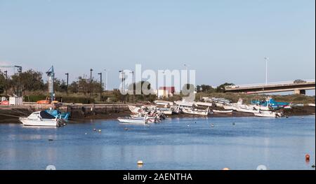 Tavira, Portogallo - 30 Aprile 2018: visualizzazione dei piccoli porti di pesca con le sue barche su una giornata di primavera Foto Stock