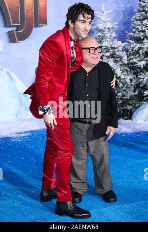 HOLLYWOOD e LOS ANGELES, CALIFORNIA, STATI UNITI D'AMERICA - Dicembre 09: Alex Wolff e Danny DeVito arrivare alla prima Mondiale di Columbia Pictures' 'Jumanji: il livello successivo" tenutasi presso la leva TCL Chinese Theatre IMAX su dicembre 9, 2019 a Hollywood e Los Angeles, California, Stati Uniti. (Foto di Xavier COLLIN/Image Press Agency) Foto Stock