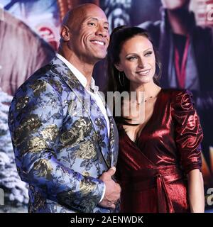 HOLLYWOOD e LOS ANGELES, CALIFORNIA, STATI UNITI D'AMERICA - Dicembre 09: Attore Dwayne Johnson e moglie Lauren Hashian arrivare alla prima Mondiale di Columbia Pictures' 'Jumanji: il livello successivo" tenutasi presso la leva TCL Chinese Theatre IMAX su dicembre 9, 2019 a Hollywood e Los Angeles, California, Stati Uniti. (Foto di Xavier COLLIN/Image Press Agency) Foto Stock