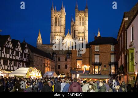 Cattedrale di Lincoln nella foto con i nuovi proiettori installati durante il 2019. La foto è stata scattata durante l'annuale Mercato di Natale prima di Natale. Foto Stock