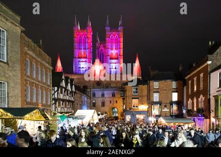 Cattedrale di Lincoln illuminata con luce colorata introdotto nel 2019. Foto scattata durante il mercatino di Natale guardando dal castello. Foto Stock