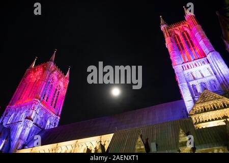 Cattedrale di Lincoln illuminata con luce colorata introdotto nel 2019. Immagine presa da un lato della cattedrale. Foto Stock