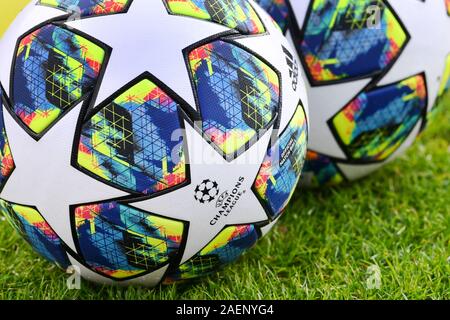 Gazzetta il pallone adidas della Champions League stagione 2019 / 2020.Sachaufnhame, vicino. training finale FC Bayern Monaco di fronte alla Champions League FC Bayern Munich - Tottenham Hotspur Calcio, su 10/12/2019. | Utilizzo di tutto il mondo Foto Stock