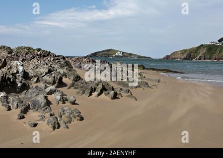 Cercando di fronte all' estuario del fiume Avon a Bantham Beach a Burgh Island in una bella giornata estiva, Devon, Luglio Foto Stock