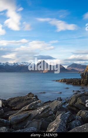 Elgol Beach e Black Cuillin Hills sull isola di Skye in Scozia, nel Regno Unito nel mese di marzo - lunga esposizione Foto Stock