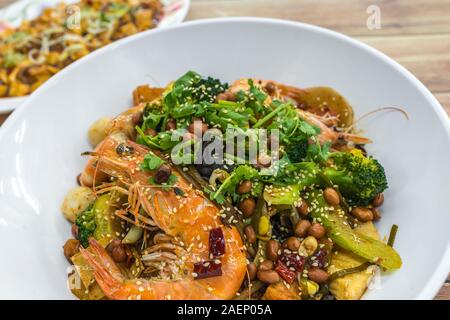 Mala Xiang Guo (friggere pentola). Chongqing Cina Sichuan piccante Pot fragrante. Oleoso, piccante e di intorpidimento salsa cinese che consiste di Peppe, peperoncino Foto Stock