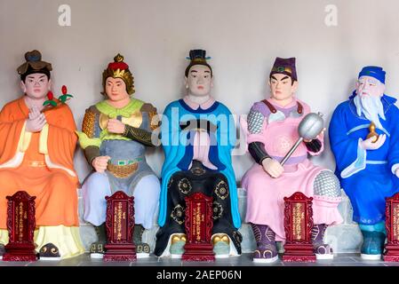 7 marzo 2019: Statue in un tempio confuciana (Wenmiao) in Jianshui, Yunnan, Cina Foto Stock