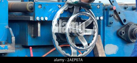 Manuale maniglia azionata la valvola a sfera con focus sul gambo e il dado della ruota a mano in officina meccanica, ad impianto industriale o di fabbrica. Attrezzature, cable Foto Stock