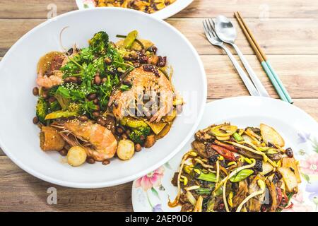 Friggere piccante di fette di carne di manzo con i germogli di soia essiccato peperoncini e cipolline e profumati mala hot pot. Autentico cinese Cina cibo asiatico sul tavolo Foto Stock