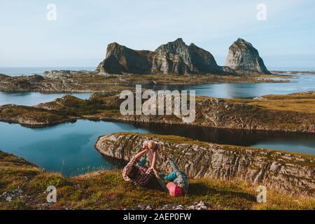 Famiglia giovane il padre e la madre con bambino che viaggiano insieme vacanze outdoor l uomo e la donna posa sulla cima della montagna con kid avventura journ lifestyle Foto Stock