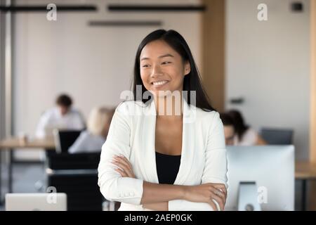 Sorridente imprenditrice asiatico che guarda lontano, business vision concept Foto Stock