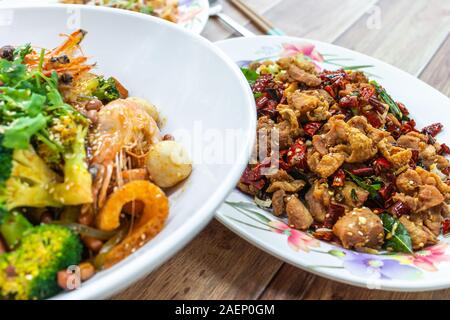 Autentica Szechuan Sichuan pollo fritto con Spicy Red peperoncini piccanti & pepe. Asia Cina cucina Cinese cucina. Chengdu Chongqing culinario. Foto Stock