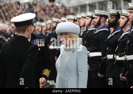 La duchessa di Cornovaglia durante la cerimonia di messa in esercizio della Royal Navy portaerei HMS Prince of Wales, a Portsmouth Base Navale. Foto Stock