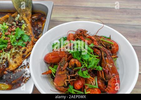 Chongqing Sichuan piccante peperoncino essiccato piccole aragoste e Chongqing piatto alla griglia. Fotografia di cibo al ristorante cinese. Foto Stock