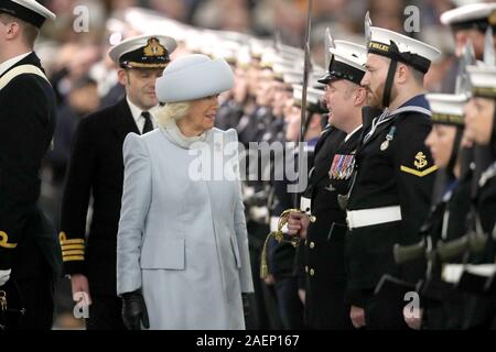 La duchessa di Cornovaglia ispeziona i membri della compagnia della nave durante la cerimonia di messa in esercizio della Royal Navy portaerei HMS Prince of Wales, a Portsmouth Base Navale. Foto Stock