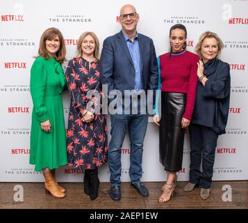 Siobhan Finneran, Dervla Kirwan, Harlan Coben, Hannah John-Kamen e Jennifer Saunders che frequentano lo straniero - Netflix originale premere screening, il Soho Hotel di Londra. Foto Stock