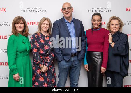 Siobhan Finneran, Dervla Kirwan, Harlan Coben, Hannah John-Kamen e Jennifer Saunders che frequentano lo straniero - Netflix originale premere screening, il Soho Hotel di Londra. Foto Stock