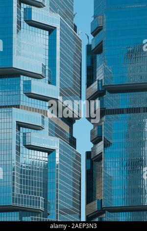 Hong Kong Cina - Novembre 2019: Ufficio facciata di edificio dettaglio del Lippo center twin towers di Hong Kong Foto Stock