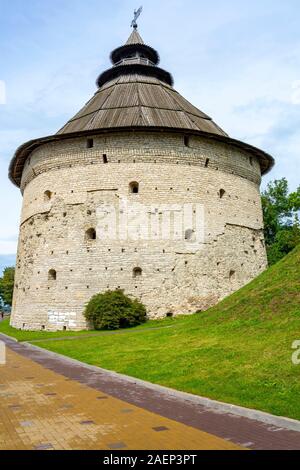 Pskov, Pokrov torre fortezza sulle rive del fiume Velikaya Foto Stock