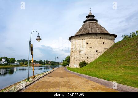 Pskov, Pokrovsky torre fortezza e Pokrovsky demi-bastione sulle rive del fiume Velikaya Foto Stock